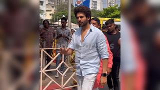 Kartik Aaryan visits Siddhivinayak Temple as Bhool Bhulaiyaa 3 Hits Theatres Thumbnail