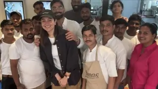 Anushka Sharma enjoys a dosa date with hubby Virat Kohli; says "full childhood memories revived" Thumbnail