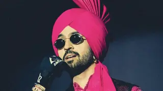 Diljit Dosanjh’s reaction to a guy proposing his gf on stage during his Pune concert is truly unmissable  Thumbnail