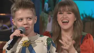 Kelly Clarkson's son Remy delivers show-stopping performance of "My Way" on her talk show Thumbnail