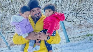 Abhinav Shukla’s twin daughters enjoy their first snowfall; Don’t miss the cute pic Thumbnail