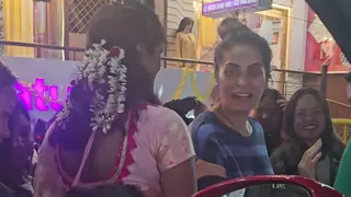 Bigg Boss 18 Fame Shrutika Arjun gets mobbed, fans gather in large numbers as she returns home  Thumbnail
