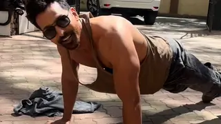 Harshvardhan Rane Stuns Fans By Completing 25 Push-Ups in Just THIS much Seconds Thumbnail