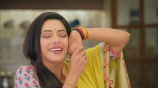 Anupamaa: Anupama kisses mehendi with Anuj's name, gets emotional remembering him Thumbnail