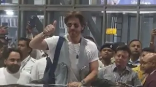 Shah Rukh Khan makes a blazing entry in Kolkata before RCB vs KKR IPL opener match; fans can't keep calm