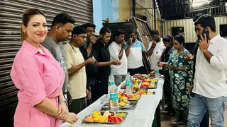 Taarak Mehta Ka Ooltah Chashmah fame Munmun Dutta joins crew for Iftari on set