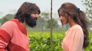 Sreeleela Gets Caught in Crowd While Kartik Aaryan Walks Ahead Unaware – Watch Video