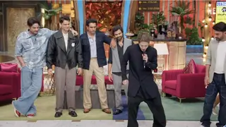 Kapil’s stage hosts Jackson Wang,  Jaideep, Vijay, Pratik, & Jitendra; netizens say ‘saara talent ek frame...' thumbnail