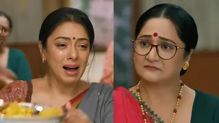 Anupamaa: Anupama breaks down while performing aarti; Leela blesses her, leaving everyone shocked