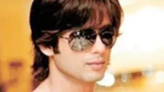 Shahid raises an eyebrow on 'Bipasha' (Movie Snippets) Thumbnail