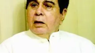 Whoever copies Dilip Kumar are idiots like me: SRK Thumbnail