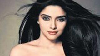 Asin gets adventurous - goes paragliding! (Movie Snippets)