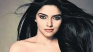 Asin gets adventurous - goes paragliding! (Movie Snippets) Thumbnail