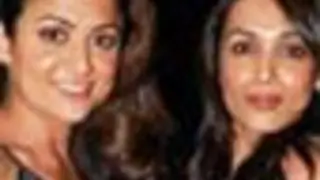 Malaika and Amrita walk the ramp for Vikram Phadnis Thumbnail