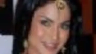 Thousands of Suitors Vie for Veena Malik's hand thumbnail
