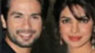 Shahid, Priyanka travel by Mumbai local train Thumbnail