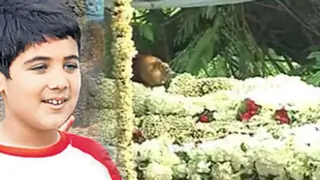 Grandson Aarav lights Rajesh Khanna's pyre Thumbnail