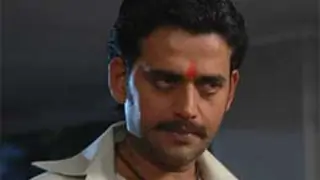Ravi Kishan recreates Aamir's train stunt from 'Ghulam' Thumbnail