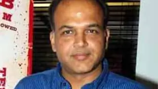 Political films impact people's sensibility: Gowariker thumbnail