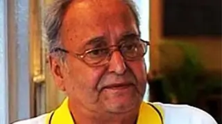 Soumitra Chatterjee frowns at KIFF inauguration venue Thumbnail