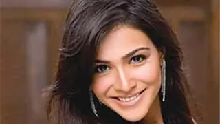 Pakistani actress Humaima goes glamorous in 'Sher' Thumbnail