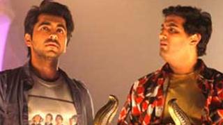 'Nautanki Saala' actors recreate 'Sholay' scene Thumbnail