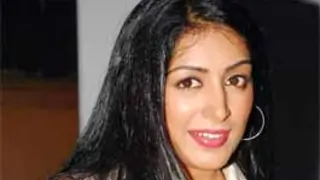 Padmapriya buries the hatchet with Nishad