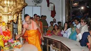Bachchans at SiddhiVinayak Thumbnail