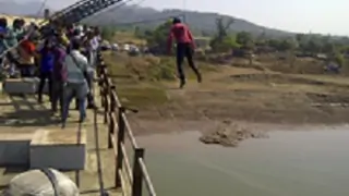 Mayank attempts to suicide in Sapne Suhane Ladakpan Ke! Thumbnail