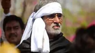 While holding national flag, Big B choked with emotions Thumbnail