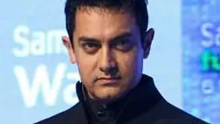 Aamir Khan gets radio from Chor Bazaar Thumbnail