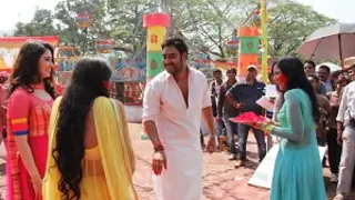 Ankit Gera takes ill even as Ajay Devgn joins in for the Holi shoot Thumbnail