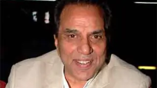 Politicians should watch 'Satyakam': Dharmendra thumbnail
