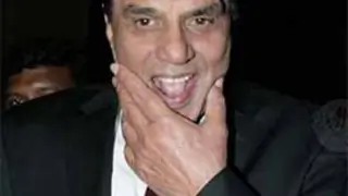I want to be in people's hearts, not in people's minds: Dharmendra Thumbnail