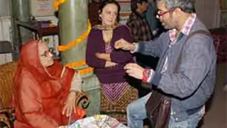Vicky Donor famous Saas-Bahu jodi's back in Bajatey Raho Thumbnail
