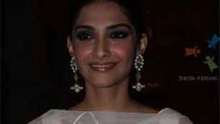 Sonam Kapoor breaks into sensuous jig for Rohit Bal Thumbnail