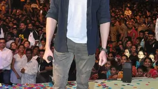 Fans chant for Sidharth Malhotra at Dahi Handi Thumbnail