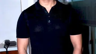 Sharman Joshi becomes an army man Thumbnail