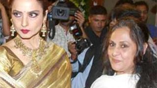 Rekha extends friendly hand to Jaya Bachchan Thumbnail