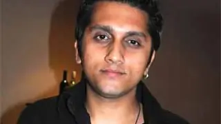 Mohit Suri finally takes Udita for honeymoon Thumbnail