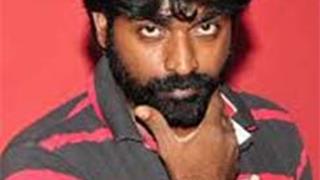 Vijay Sethupathi promotes 'Pannaiyarum...' in a tricycle thumbnail