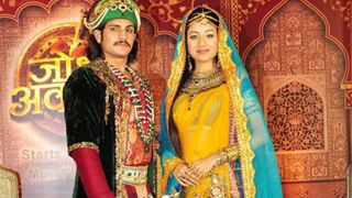 Jodha-Akbar take a break from 'princely attire'