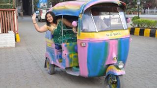 Urmila Ben paints the Auto with the use of vibrant colors!