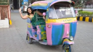 Urmila Ben paints the Auto with the use of vibrant colors! Thumbnail