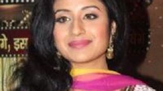 Paridhi Sharma wishes for women's safety during Holi!