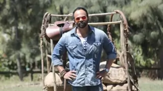 Superstar Amitabh Bachchan will introduce Rohit Shetty in the stunt based show Khatron Ke Khiladi! Thumbnail