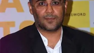Chetan Bhagat: Hitting the right notes with Bollywood Thumbnail