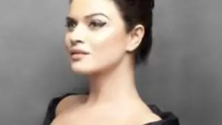 "I love the art of make-up" -  Aashka Goradia Thumbnail