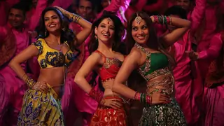 Groove to the tunes of 'Piya Ke Bazaar Mein' from Humshakals! Thumbnail