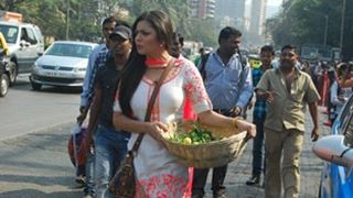 Drashti Dhami turns a 'creative nimbu mirchi seller' for Mission Sapne!